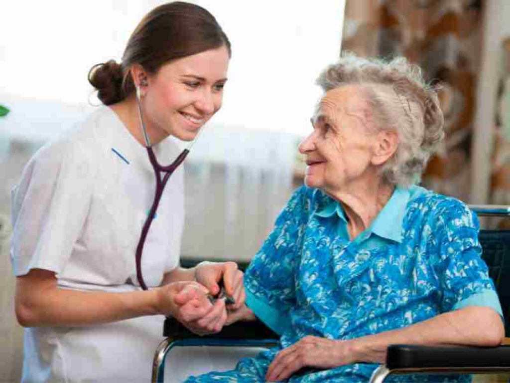 What is a palliative care nurse?